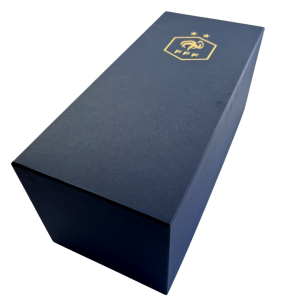 boîte cloche sur mesure en papier bleu marine avec dorure à chaud or du blason FFF et des deux étoiles des titres mondiaux — fabrication Luxe Packaging atelier français