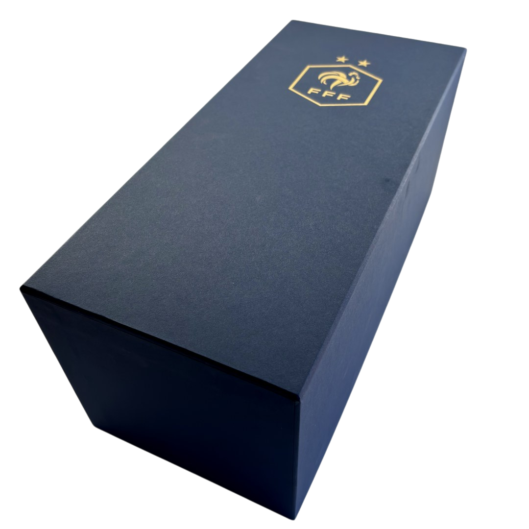 boîte cloche sur mesure en papier bleu marine avec dorure à chaud or du blason FFF et des deux étoiles des titres mondiaux — fabrication Luxe Packaging atelier français