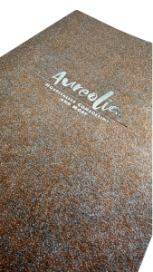 classeur luxe sur mesure habillé papier grain minéral avec dorure à chaud argent du logotype Aureolia — réalisation Luxe Packaging