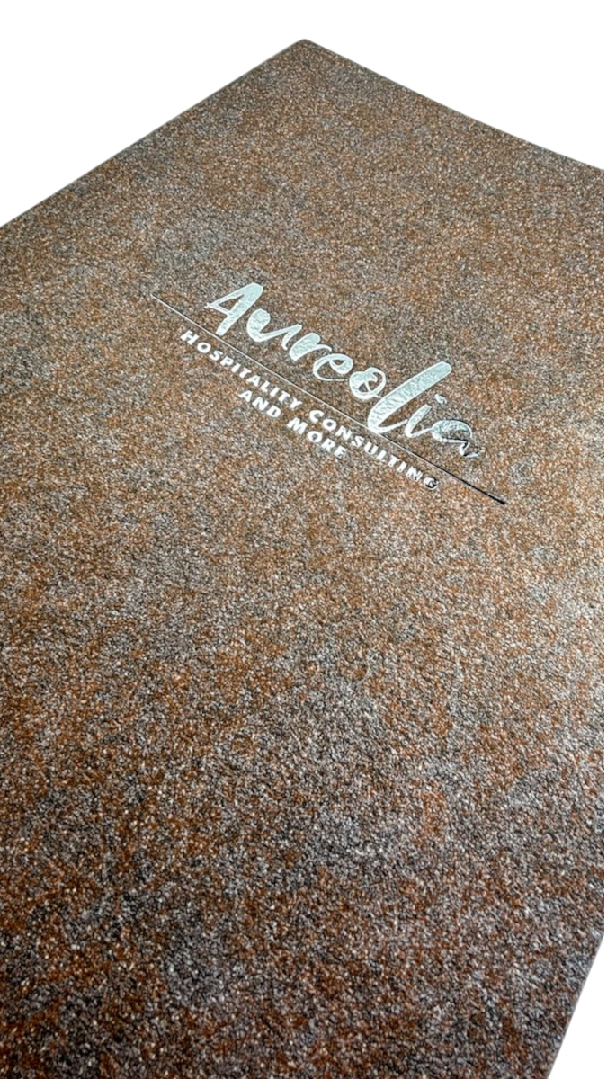 classeur luxe sur mesure habillé papier grain minéral avec dorure à chaud argent du logotype Aureolia — réalisation Luxe Packaging