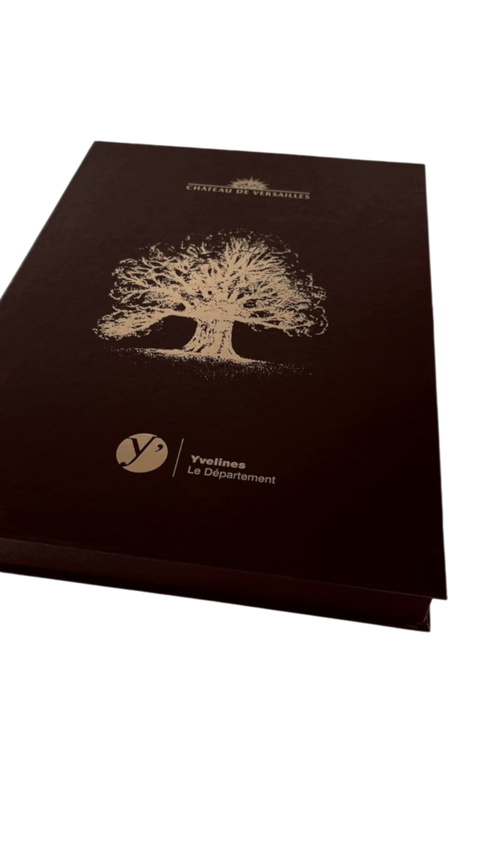 boîte livre luxe sur mesure habillage simili bordeaux avec dorure à chaud or du chêne emblématique et logo Château de Versailles × Yvelines Le Département — réalisation Luxe Packaging
