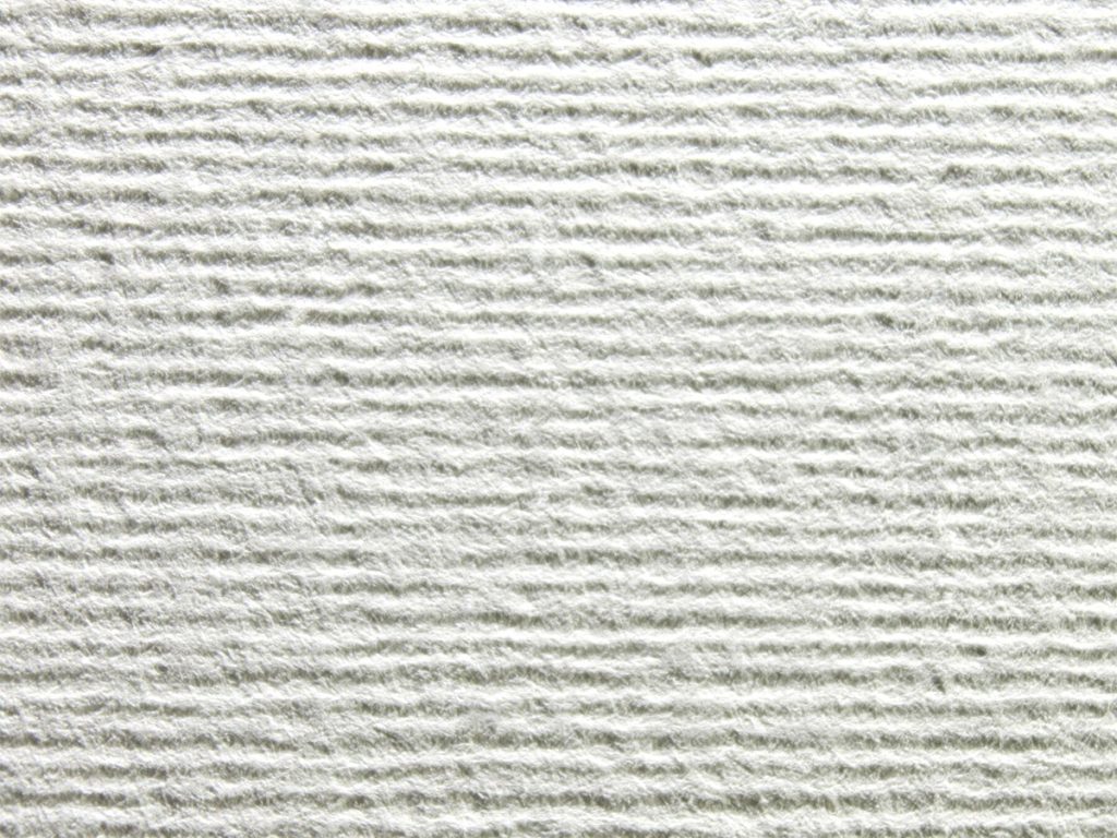 Papier Acquerello Bianco vu de près : stries horizontales du marquage feutre