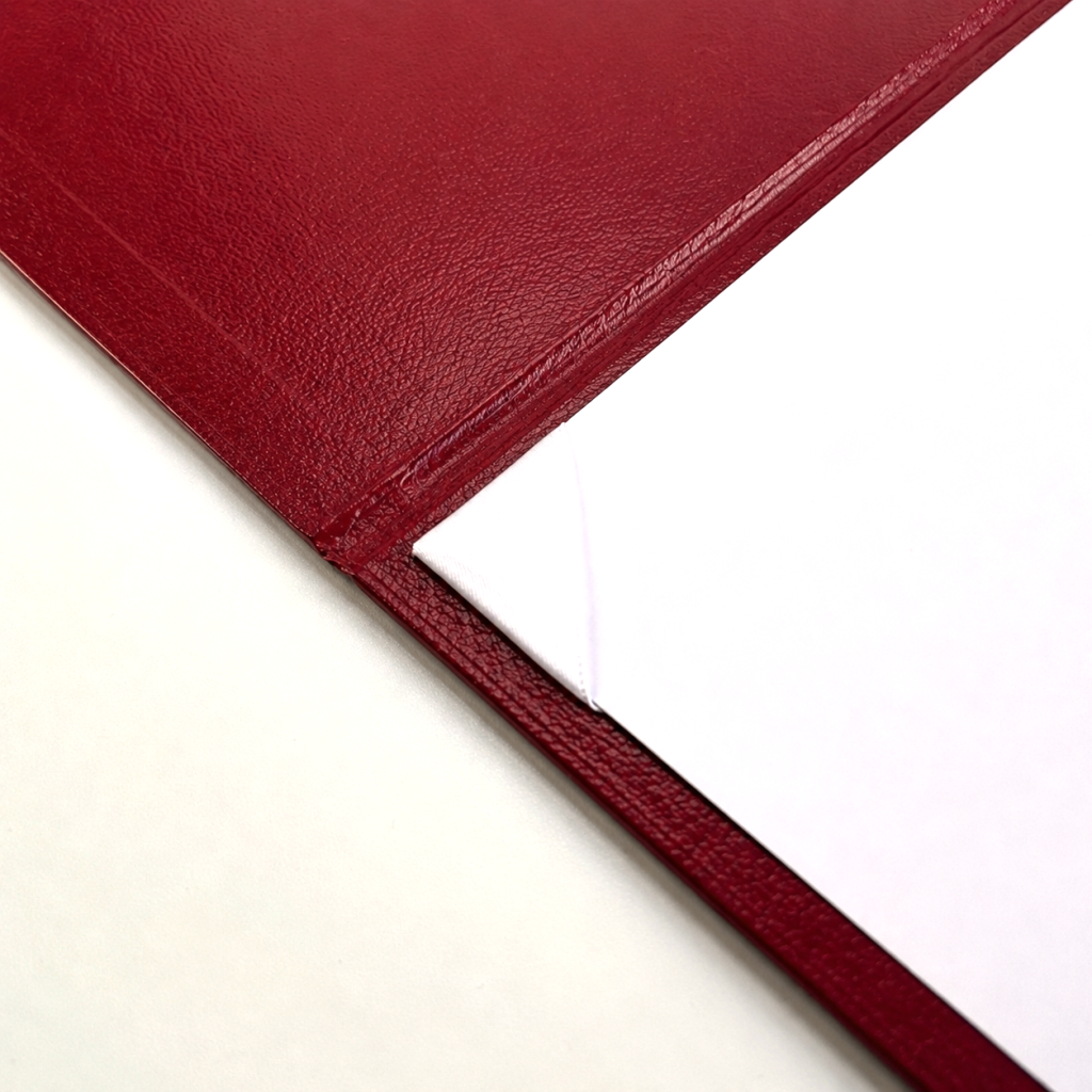 Porte-diplôme bordeaux ouvert, coins de maintien en satin blanc