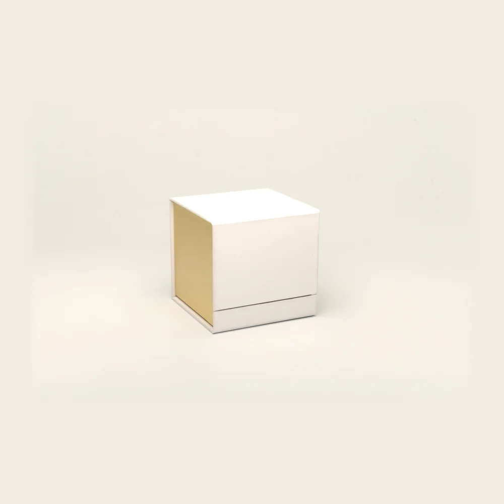 Boîte cloche, intérieur doré, pièce de la Haute Collection Luxe Packaging