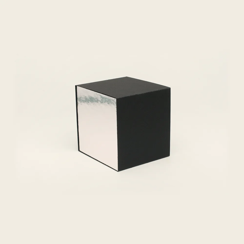 Boîte cloche noire, intérieur miroir, pièce de la Haute Collection Luxe Packaging