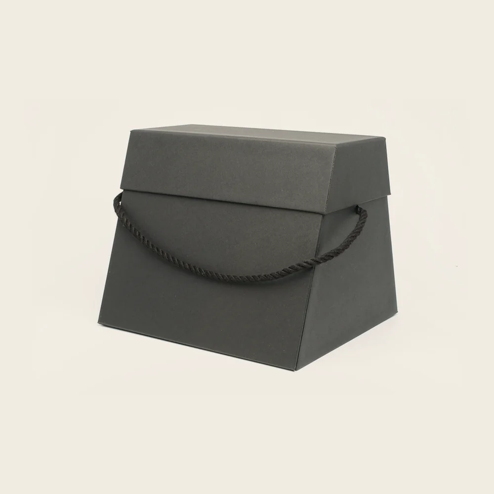 Boîte trapèze noire à poignée, pièce de la Haute Collection Luxe Packaging
