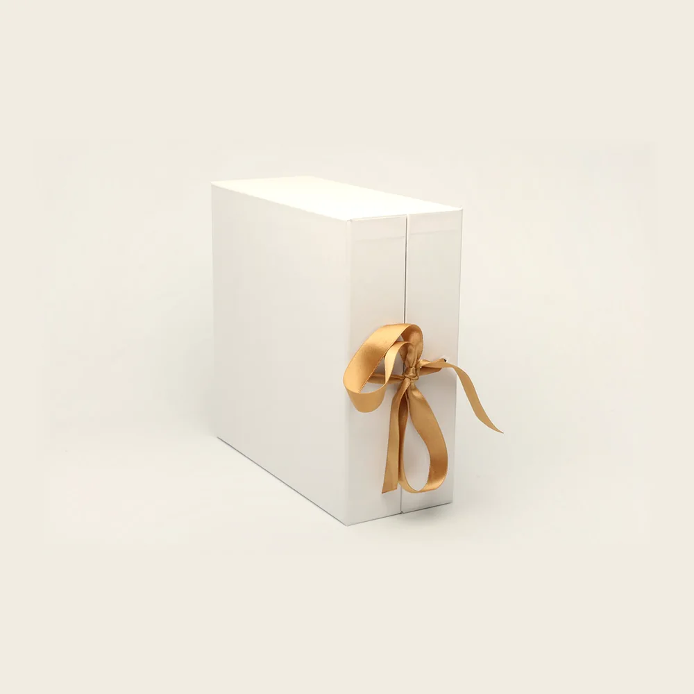 Calendrier livre, ruban doré, pièce de la Haute Collection Luxe Packaging