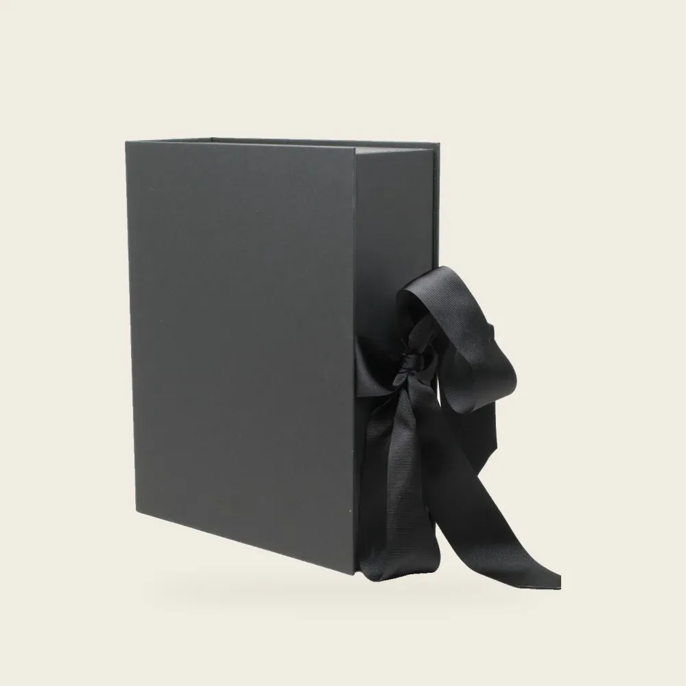 Coffret noir, ruban, pièce de la Haute Collection Luxe Packaging