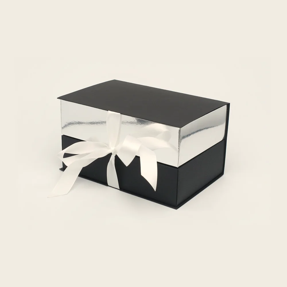 Coffret à rabat noir, ruban, pièce de la Haute Collection Luxe Packaging