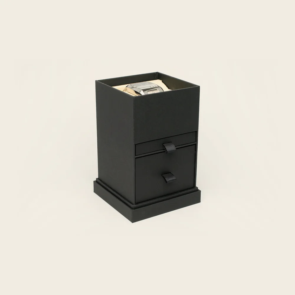 Colonne à tiroirs noire, pièce de la Haute Collection Luxe Packaging